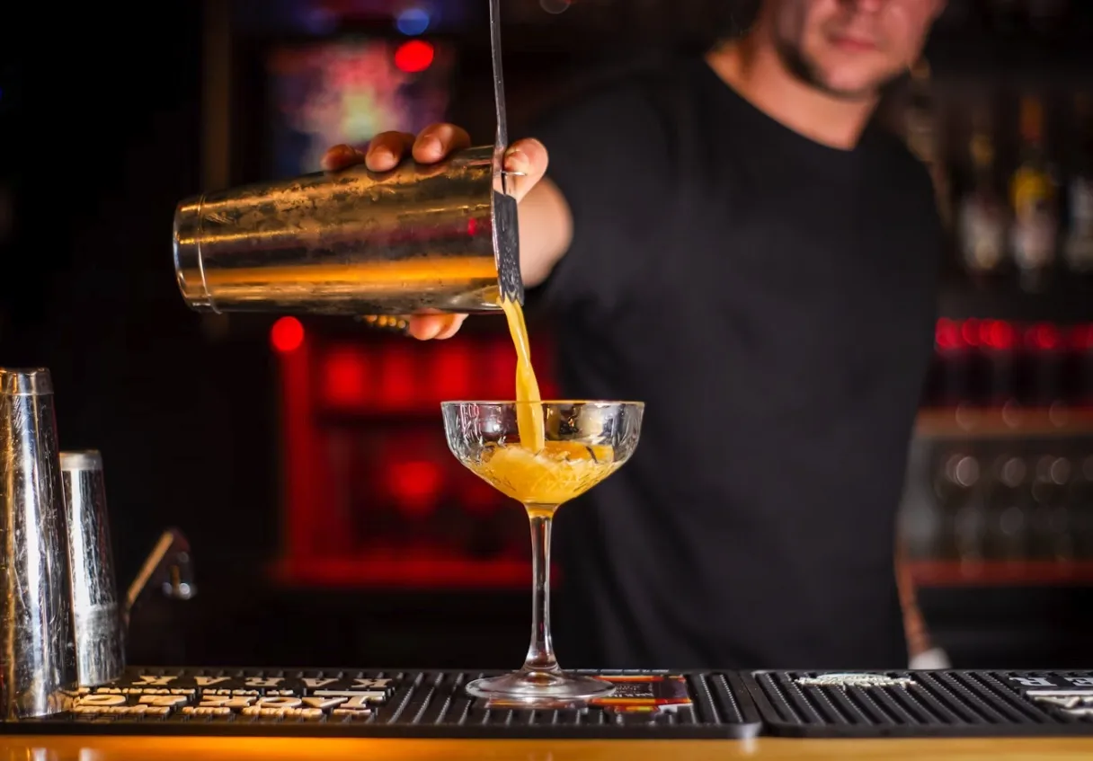 Barman a domicile toulon Barman à domicile à Toulon préparant un cocktail