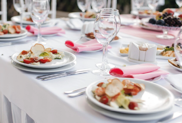 Repas de mariage servi à table Traiteur mariage et évenement à toulon