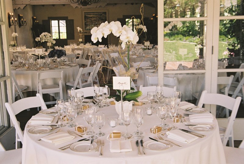 chaise-pliante-wedding-situation Chaise wedding en situation avec des tables rondes