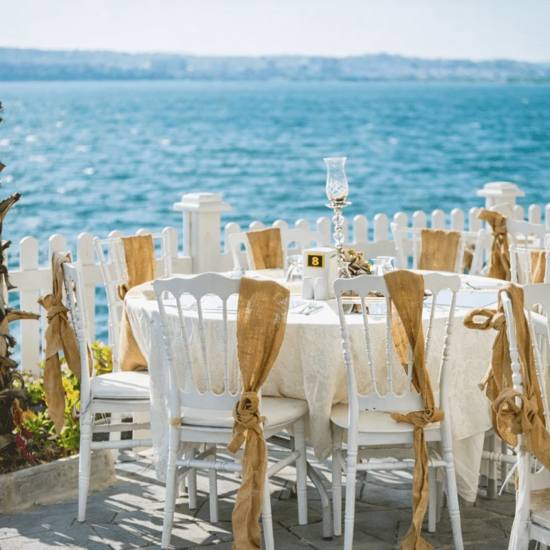 Chaise Napoleon mariage cote d'azur Chaise Napoleon autour d'une table de mariage sur la côte d'azur avec vue mer