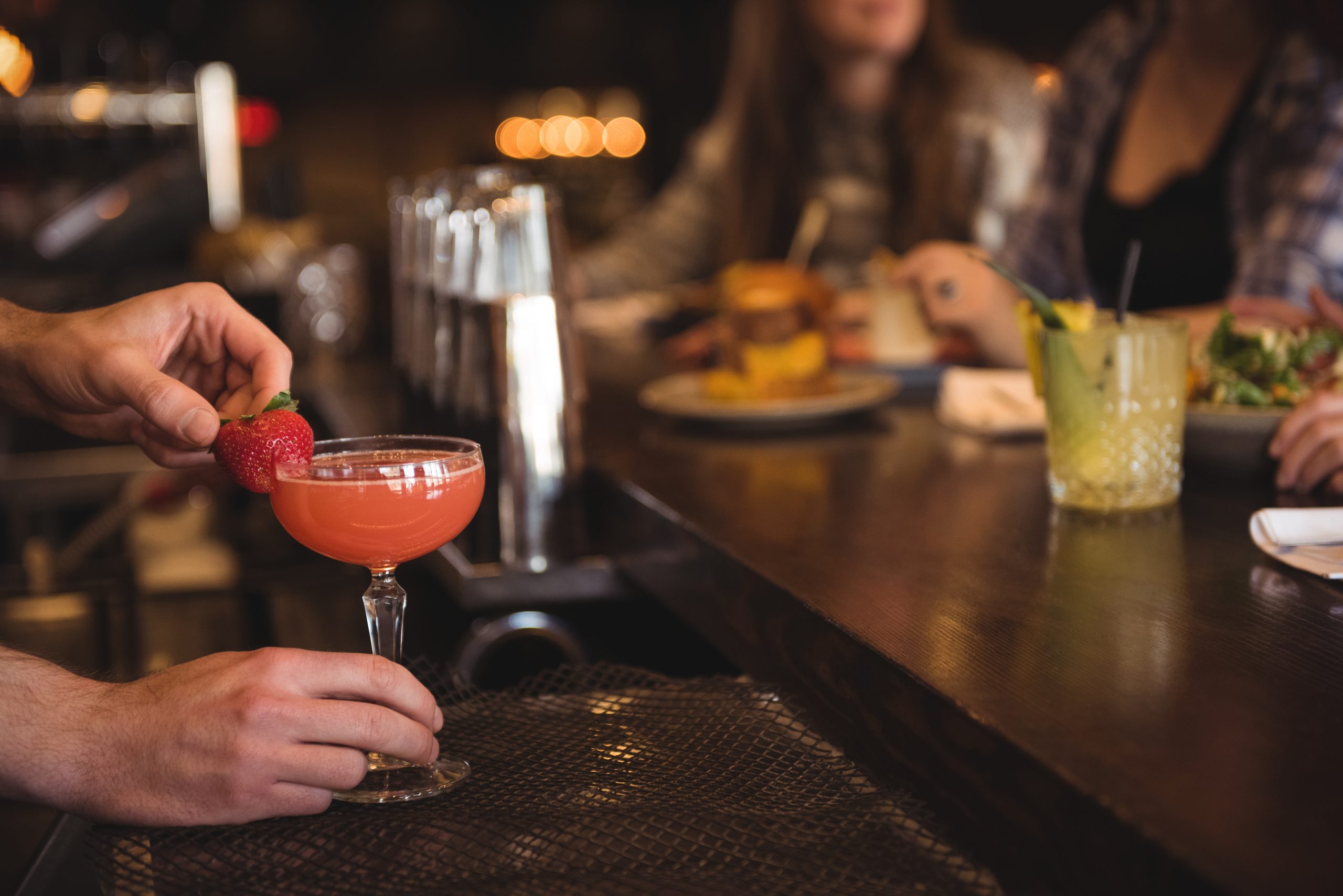 Close-up of bartender holding cocktail at bar counter Image d'un bar avec différents cocktails