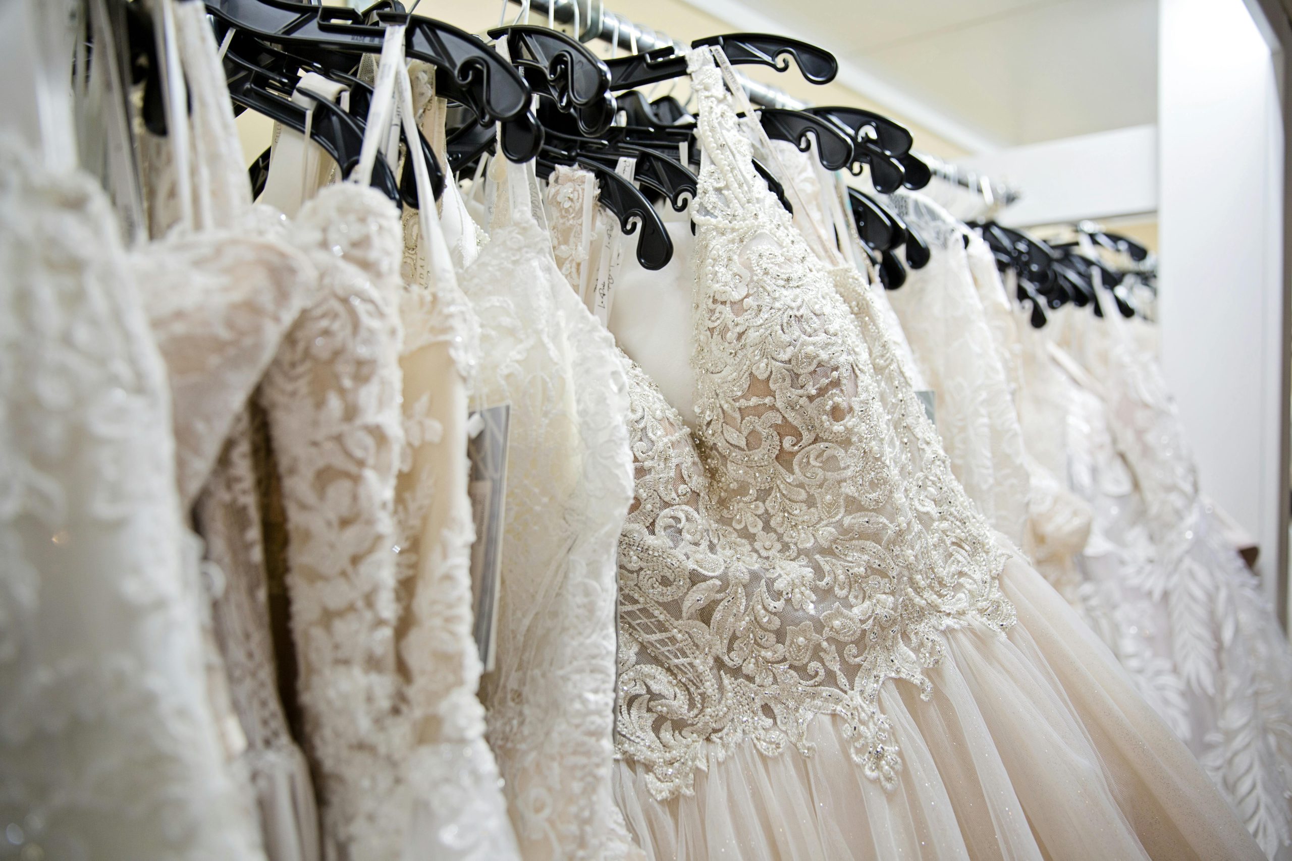 pexels-jill-wellington-1638660-5618793 Robes de mariages dans une boutique